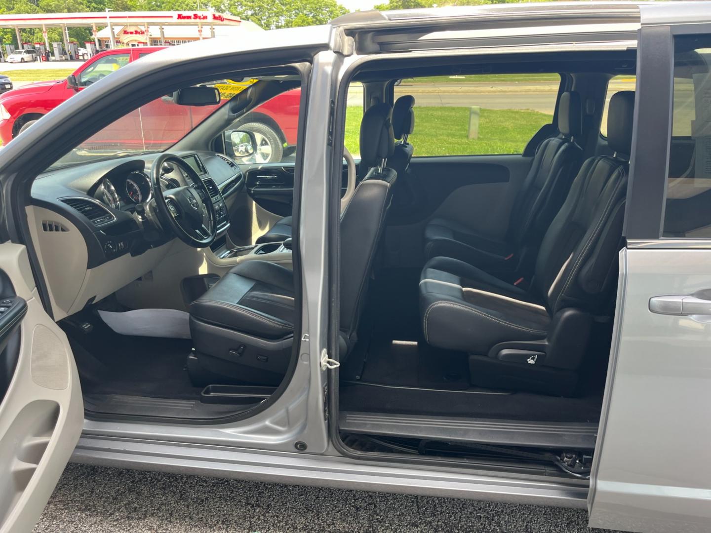 2019 Billet Clear Coat Dodge Grand Caravan SXT (2C4RDGCGXKR) with an 3.6L V6 DOHC 24V engine, 6-Speed Automatic transmission, located at 1633 W Kimberly, Davenport, IA, 52806, (563) 323-5341, 41.559456, -90.598732 - Photo#8